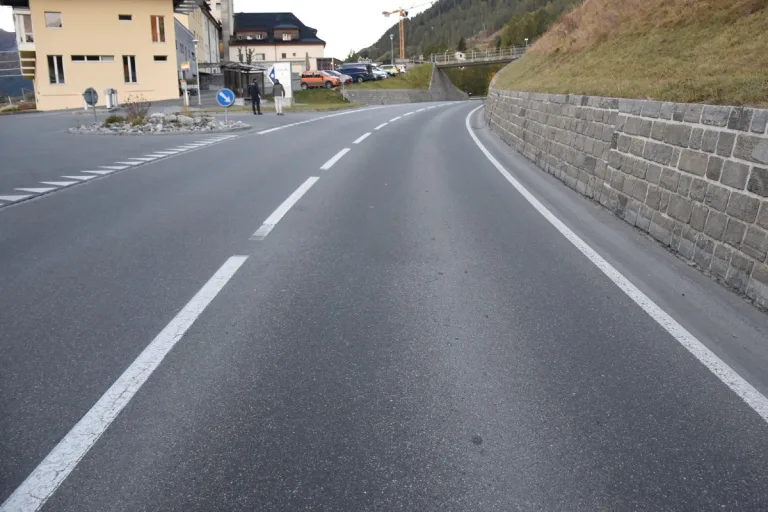 Scuol GR - Kollision zwischen Auto und E-Bike