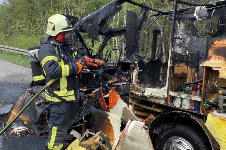 Dinslaken - Wohnmobil komplett ausgebrannt auf der A3
