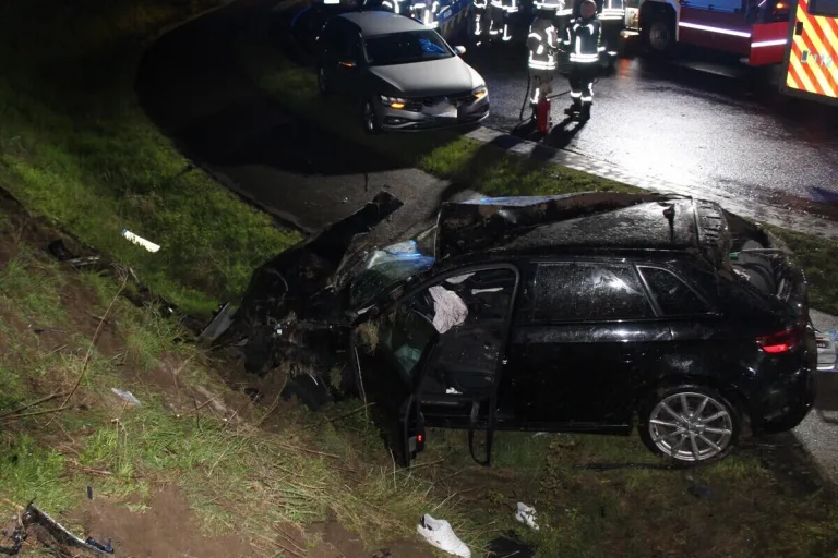 Baesweiler NW - Auto fliegt bei Unfall durch die Luft - 40-Jähriger tot