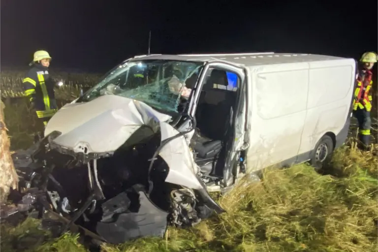 Granstedt NI - Nach Kollision mit einem Baum schwer verletzt