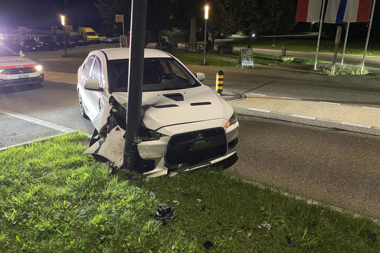 Unfall in Langenbruck BL - Mitsubishi prallt gegen Lichtmast