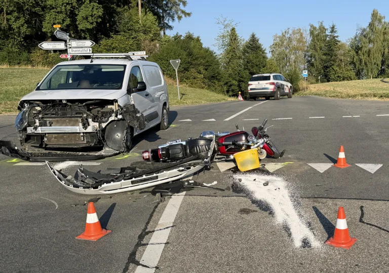 Altbüron LU – Unfall zwischen Lieferwagen und Motorrad