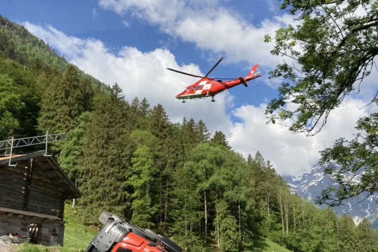 Unfall in Engi GL - Lastwagen ist heute umgekippt