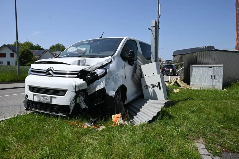 Muolen SG – Auto prallt bei Unfall in Lärmschutzwand und Wettermessstation 