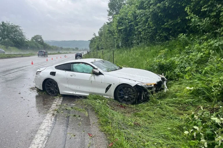 Arisdorf BL - BMW überschlägt sich auf der A2 