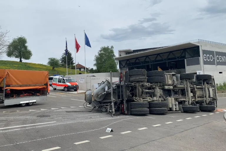 Riet bei Neftenbach ZH – Lastwagenchauffeur bei Selbstunfall schwer verletzt