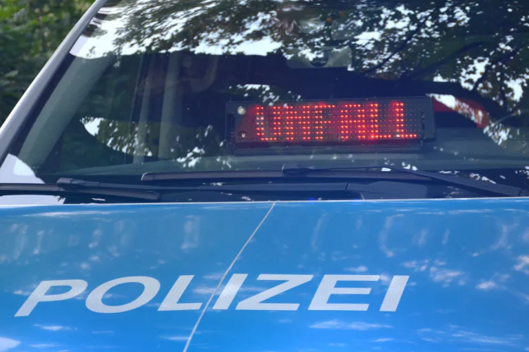 Erkrath NW – Kind (2) läuft auf Straße und wird von Auto erfasst