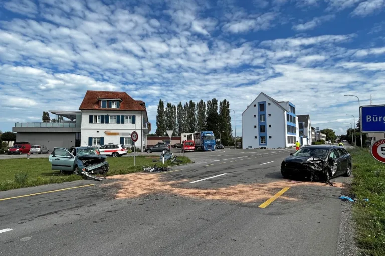 Bürglen TG - Frontalkollision nachdem ein Auto auf die andere Spur geraten ist