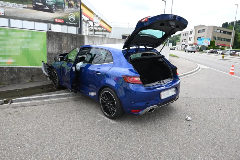 Unfall in Wil SG – Mit Auto in Betonmauer gekracht