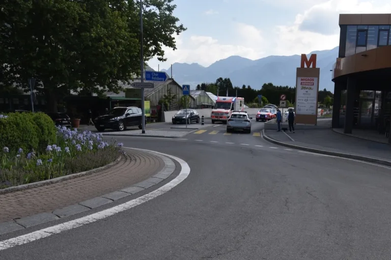 Domat/Ems GR – Fussgängerin bei Unfall zu Boden geschleudert und schwer verletzt