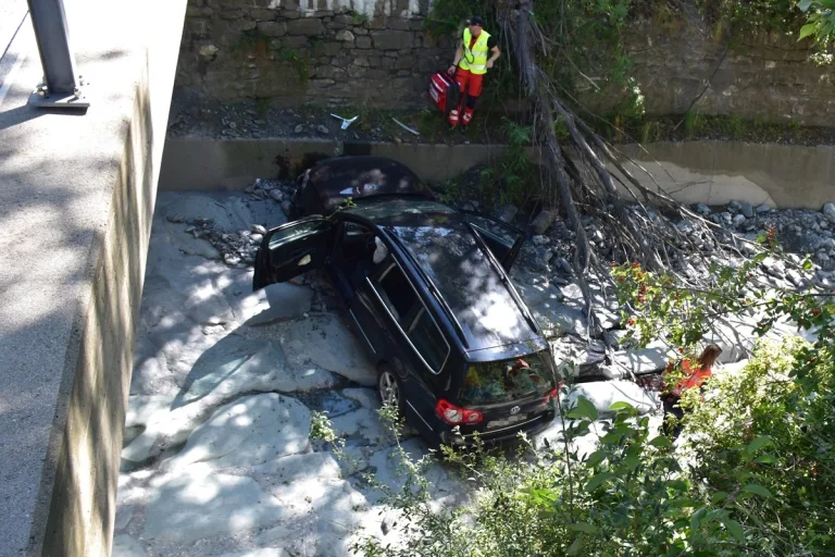 Trimmis GR - Entgegenkommendem Auto ausgewichen und im Bachbett gelandet 