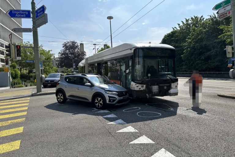 Unfall zwischen Linienbus und Auto in St. Gallen 