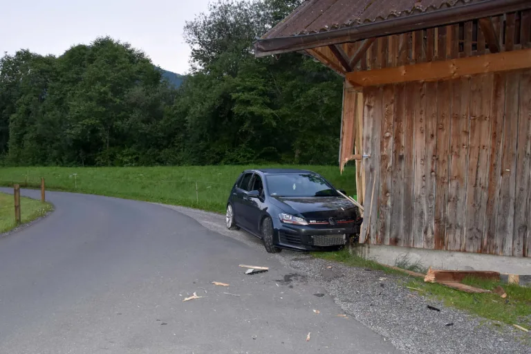 Büren NW – Lenker ist nach Verkehrsunfall am Steuer eingeschlafen