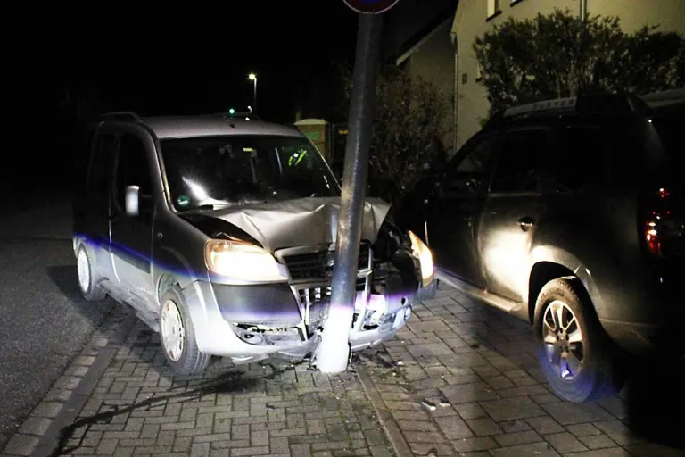 Bergisch Gladbach - Betrunkener fährt gegen Straßenlaterne