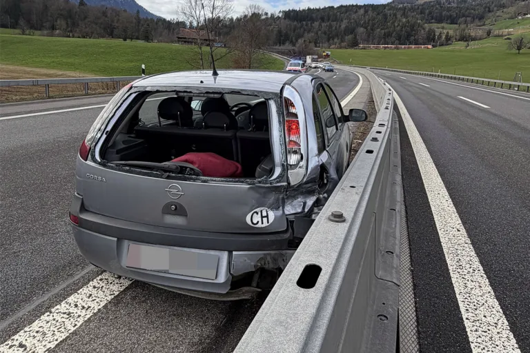 A4 Goldau SZ – Kollision auf Überholspur