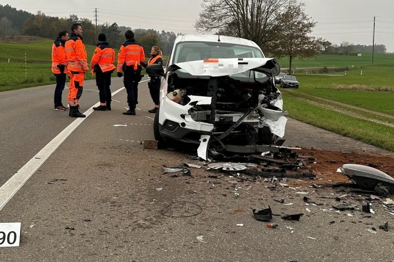 Humlikon ZH – Frontalkollision zwischen zwei Autos