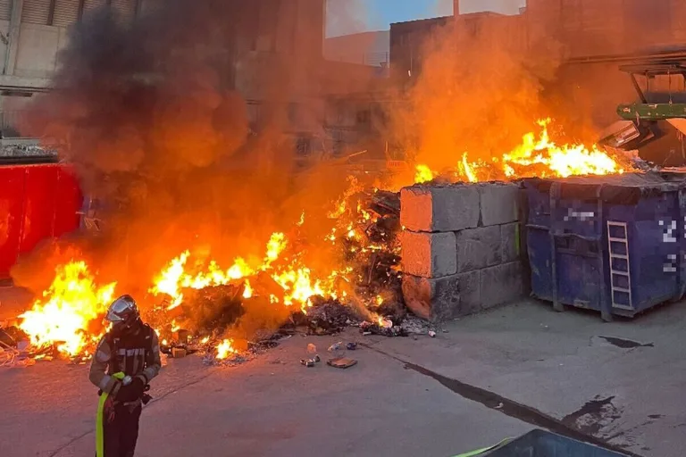 Birsfelden BL - Brandausbruch in einer Abfallentsorgungsstelle 