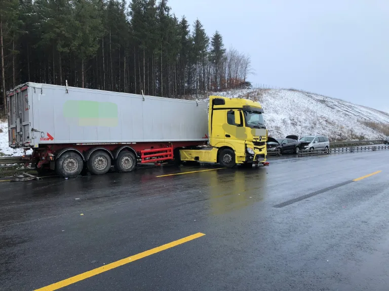 A7 Kalefeld – LKW prallt gegen Metallgleitschutzwand und kommt auf Gegenfahrbahn zum Stehen