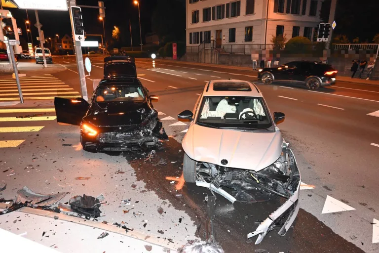 Unfall in Rapperswil-Jona SG - Auto nach Kollision in Stromkasten geschleudert