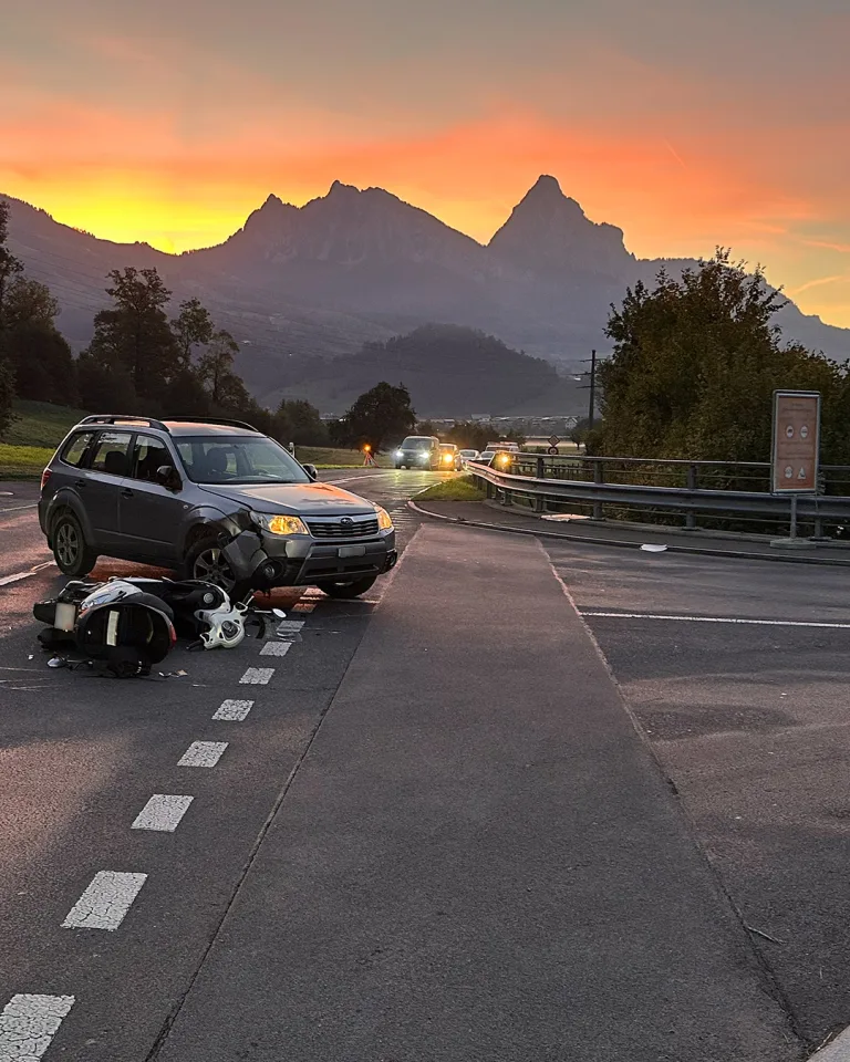 Steinen SZ – Motorradfahrerin bei Unfall erheblich verletzt