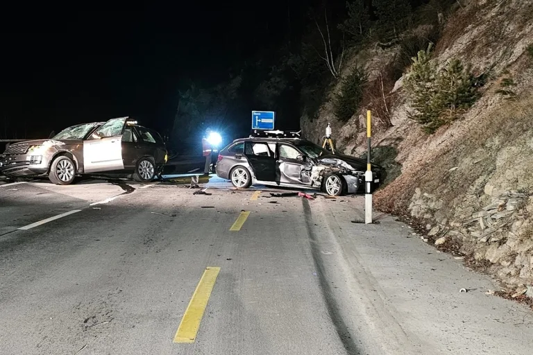 Tiefencastel GR – Rega fliegt Autofahrer nach Verkehrsunfall ins Spital