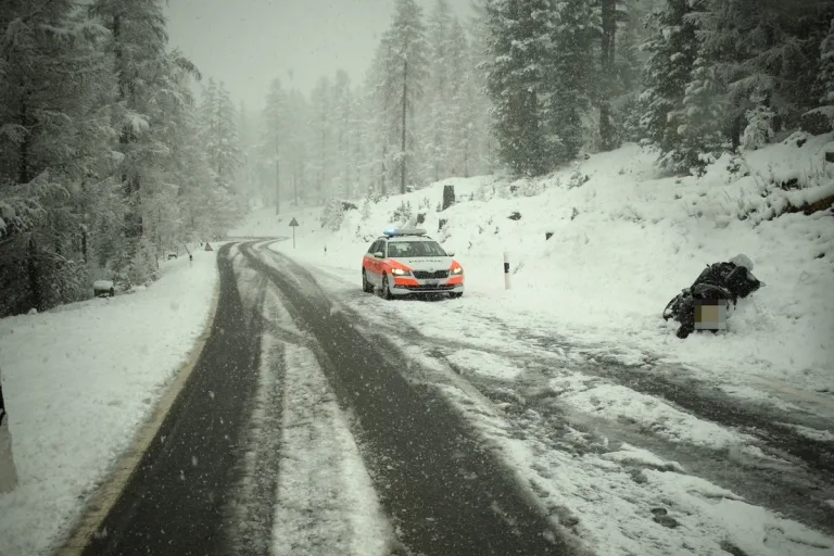 Pontresina GR – Unfall auf schneebedeckter Strasse