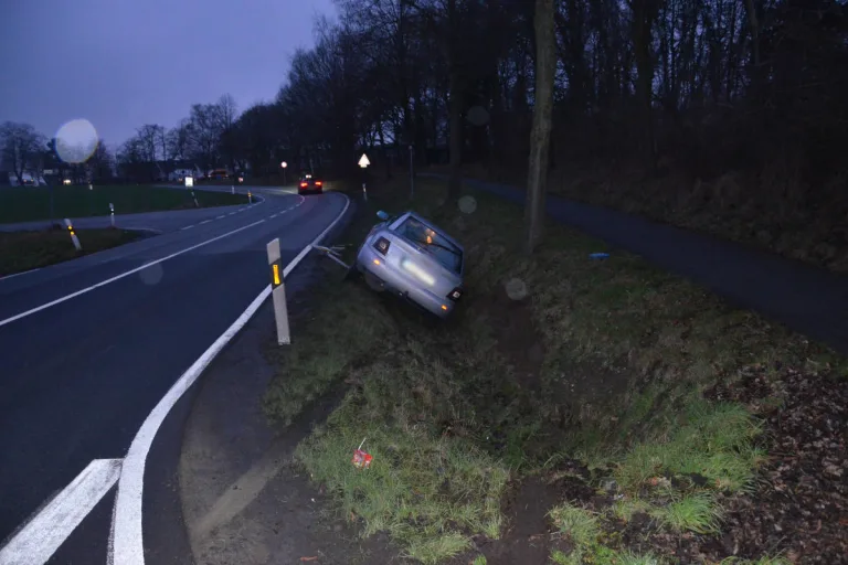Herford – Audi rutscht bei Ausweichmanöver in Graben