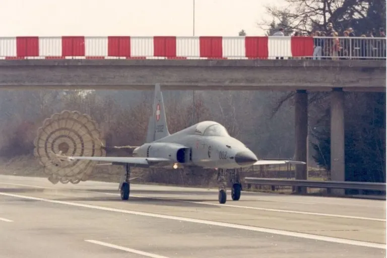 Werden Kampfjets auf der Autobahn A1 starten?
