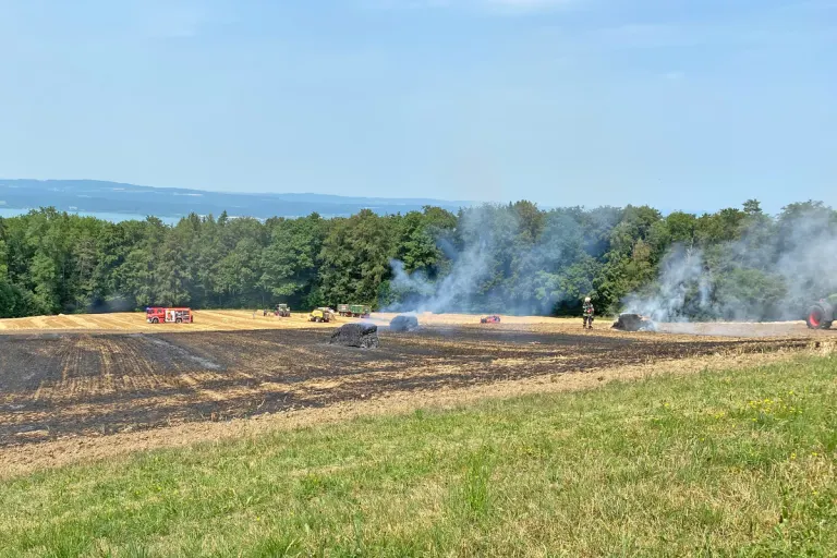 Steckborn TG - Brand einer Ballenpresse greift aufs Feld über