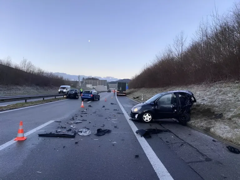 A12 Rossens FR: Mehrere Unfälle führen zur Sperrung der Autobahn