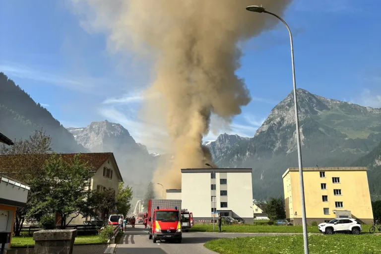 Linthal GL – Wohnhaus mit Garage steht in Brand