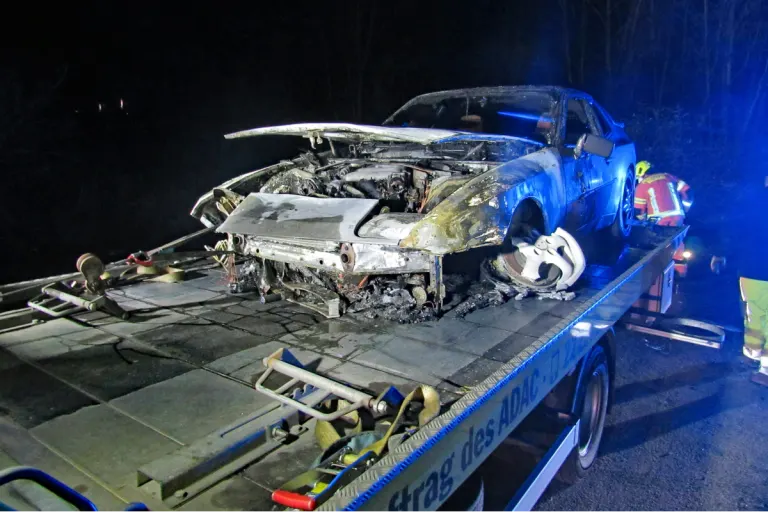 Mettmann - Über 30 Jahre alter Porsche gerät  während Fahrt in Brand