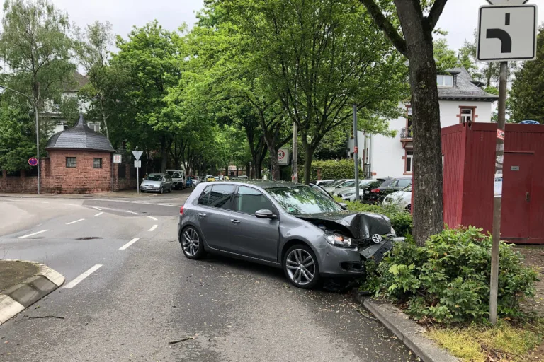 Worms – Fahrzeug fährt gegen Baum - Fünf verletzte Insassen