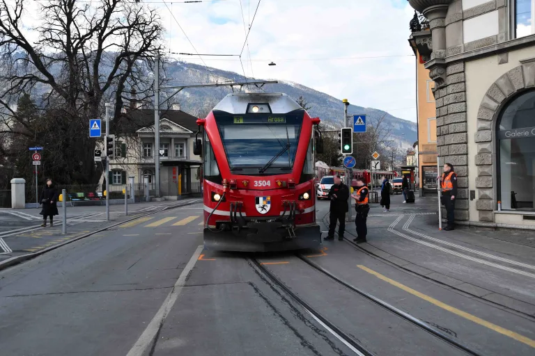 Chur GR – Auto kollidiert mit Arosabahn