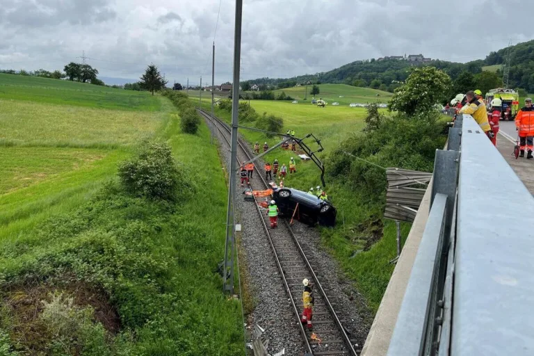 Schöfflisdorf ZH - Auto stürzt bei Unfall auf Gleise
