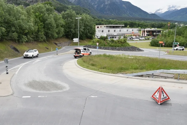 Chur/Zizers GR - Motorradlenkerin stürzt auf verlorenem Kies 