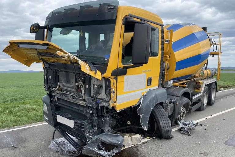 Affalterbach - Audi kracht frontal in beladenen Betonmischer - Fahrer tot!