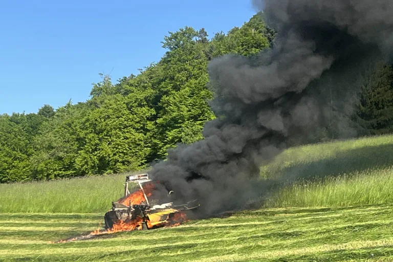 Ebikon LU – Zweiachsmäher in Brand geraten