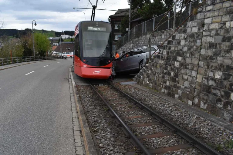 Speicher AR - Unfall zwischen einem Auto und einer Zugskomposition