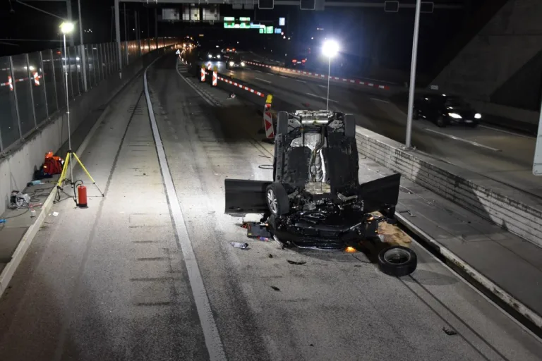 Hergiswil NW - Personenwagen kollidiert auf der A2 mit Aufprallschutz