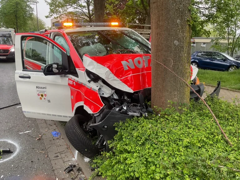 Verkehrsunfall mit Notarzteinsatzfahrzeug in Dortmund