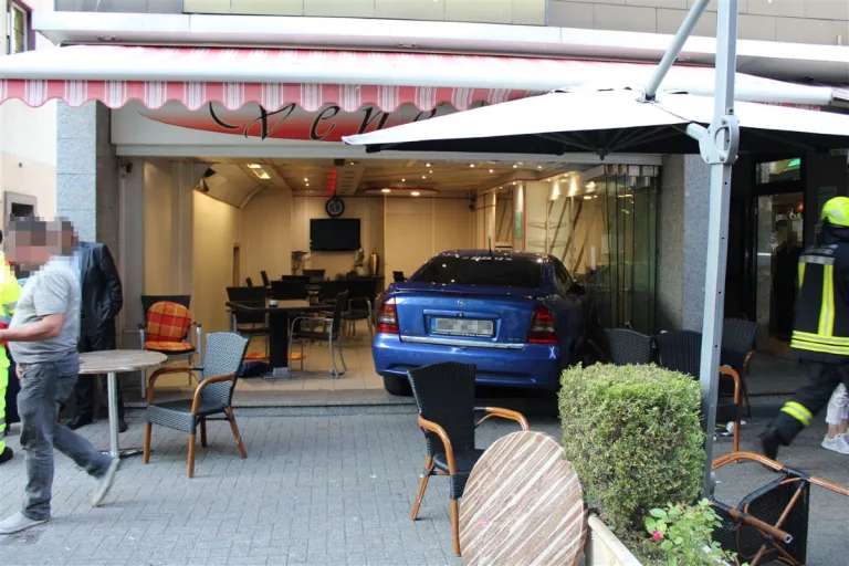 Horst - 8-Jähriger fährt mit Auto ins Eiscafé - zwei Verletzte