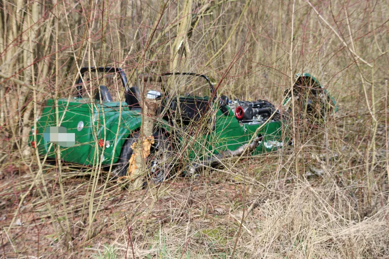  Brakel-Istrup: Sportwagen schleudert in den Gegenverkehr