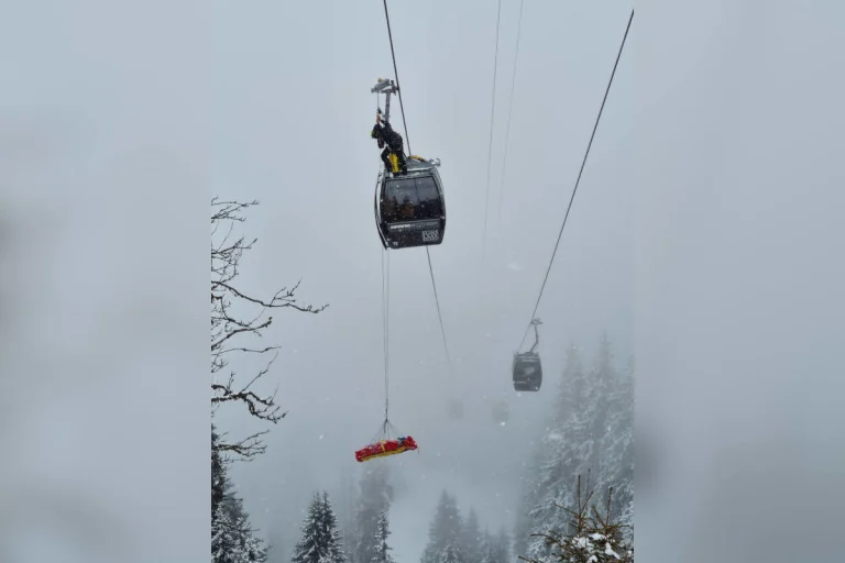 Ungewöhnlicher Einsatz in Laax GR – Patientin wird von Gondel aus gerettet
