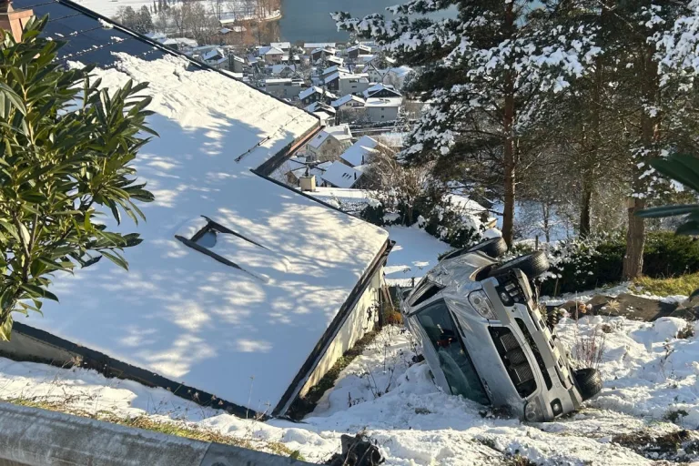 Unfall bei Sarnen OW – Auto kippt und rutscht Hang hinunter