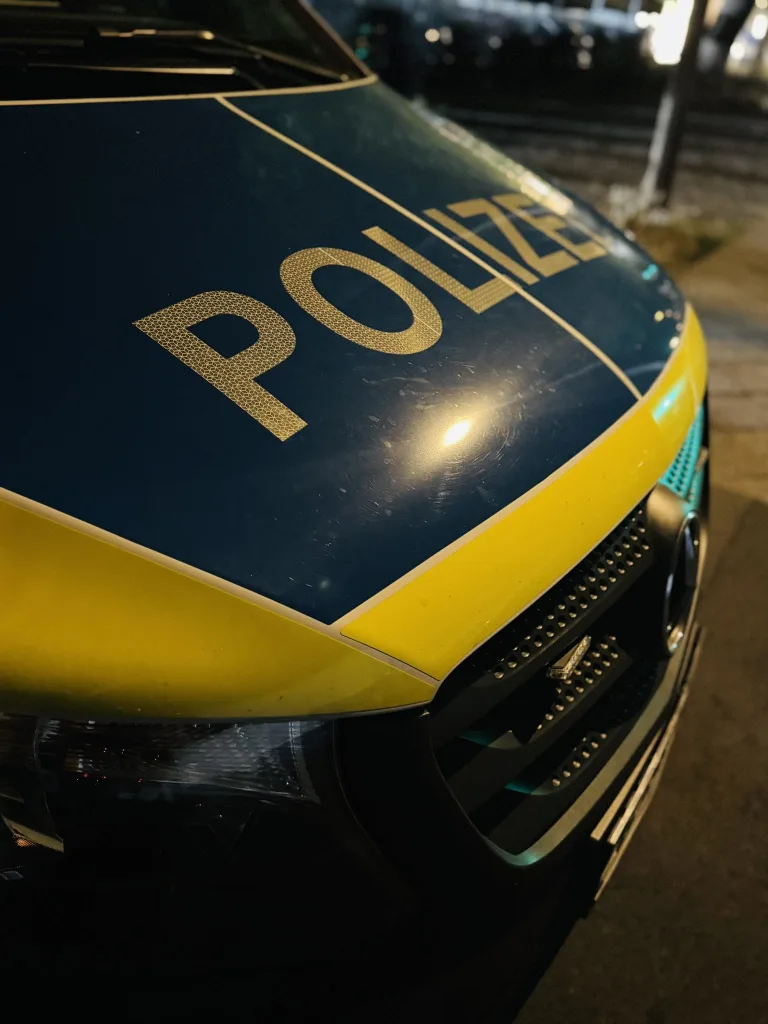 Hanau – Fußgänger bei Unfall mit Streifenwagen tödlich verletzt