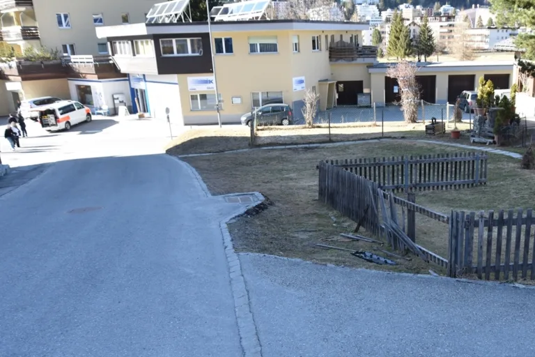 Unfall Davos Platz GR – Lieferwagen rollt Quartierstrasse hinunter