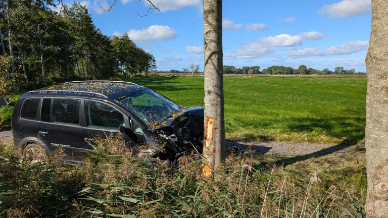 Midlum – 20-Jährige prallt gegen Baum und wird schwer verletzt
