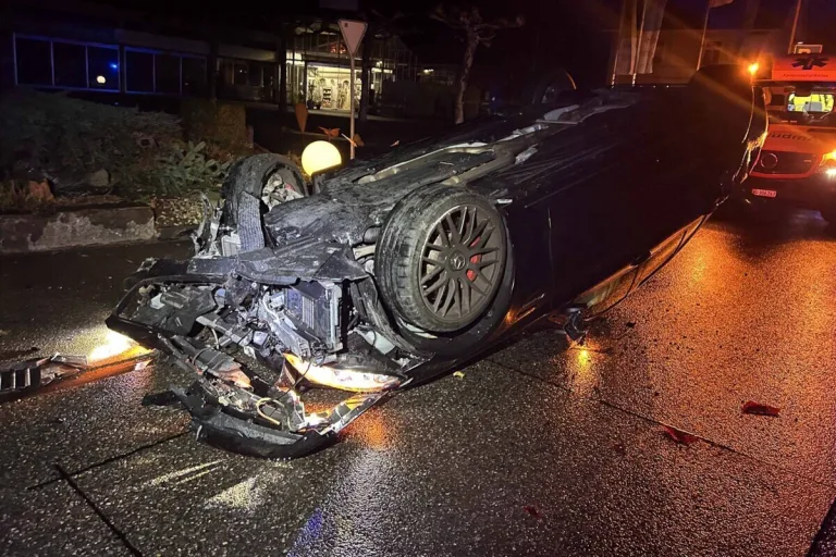 Heftiger Unfall in Kirchdorf AG – Auto überschlägt sich 