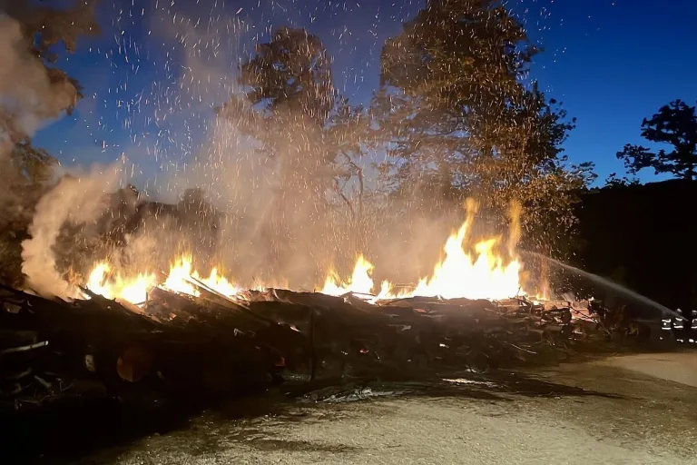 Bubendorf BL - Brennholzstapel in Vollbrand 